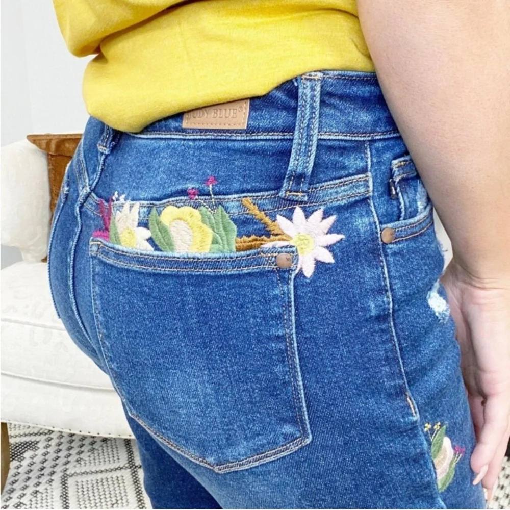 NWT Judy Blue Jeans Womens 13/31 Floral Embroidered High Rise Boyfriend Fit